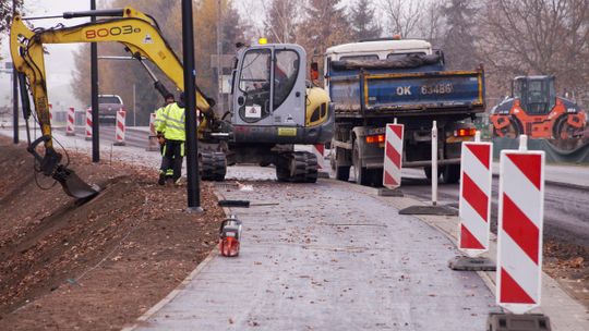 Budowa ścieżki rowerowej przy ulicy Chrobrego na finiszu. ZDJĘCIA