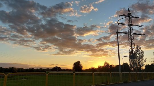 Burze z silnymi opadami deszczu i porywistym wiatrem. Jest ostrzeżenie meteorologiczne dla naszego powiatu