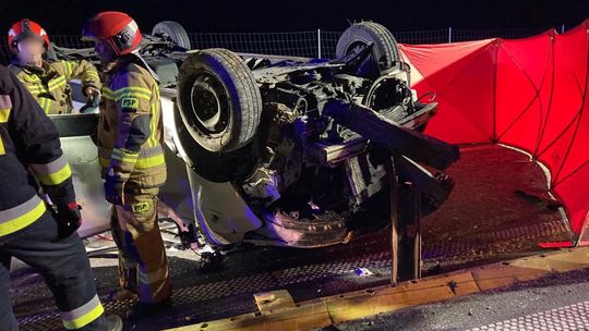 Bus dachował na obwodnicy. Kierowca zginął na miejscu