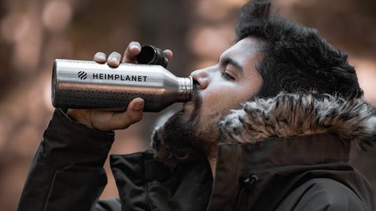 Butelka termiczna z logo firmowym - na co zwracać uwagę przy wyborze?