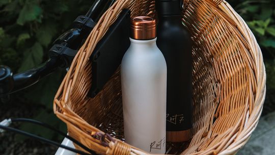 Butelka termiczna z logo firmowym - na co zwracać uwagę przy wyborze?