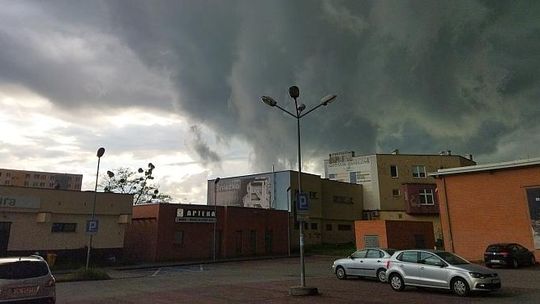 Cała Polska w zagrożeniu. Ostrzeżenie meteorologiczne przed burzami z gradem dla powiatu kędzierzyńsko-kozielskiego 