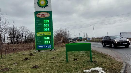 Ceny podstawowych paliw wzrosły już do prawie 6 zł. Wiadomo ile będziemy płacili po weekendzie