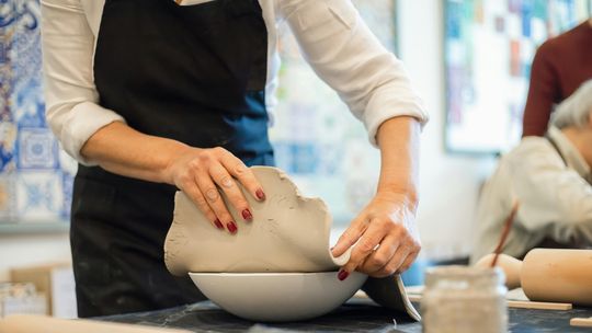 Ceramika dla dorosłych, muzyka dla najmłodszych. Biblioteka w Pawłowiczkach zaprasza
