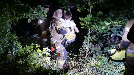 Chłopiec nadepnął na deskę z gwoździem. Interweniowały służby