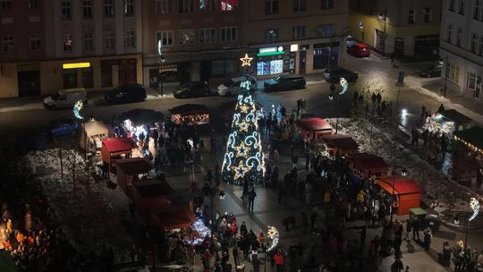 Choinka już świeci - ruszył jarmark świąteczny na kozielskim rynku