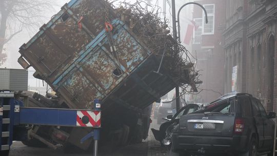Ciężarówka przewróciła się na osobówki, miażdżąc pojazdy kontenerem pełnym złomu