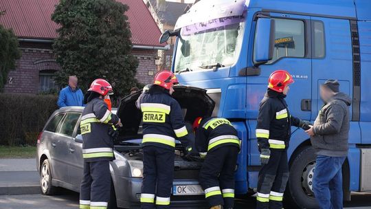 Ciężarówka wjechała w osobówkę na ulicy Kozielskiej