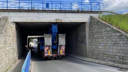 Ciężarówka z naczepą przewożącą koparkę, utknęła pod wiaduktem w Kłodnicy 