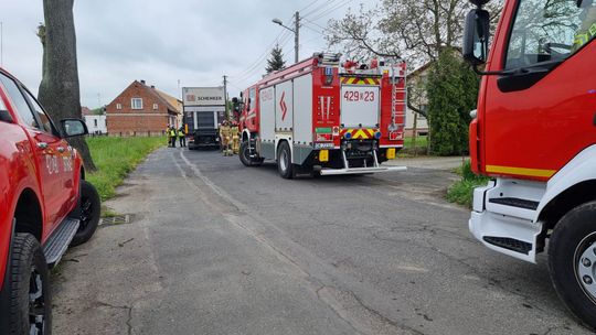 Ciężarówka zerwała zwisający przewód. Interweniowali strażacy
