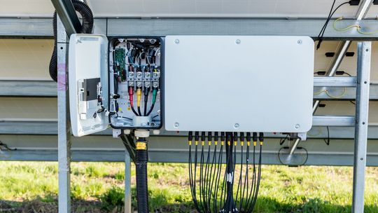 Co wyróżnia falowniki Solplanet na rynku OZE?