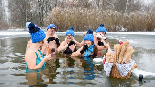 Cóż tam się wydarzyło? Jedli, pili i rąbali siekierą. ZDJĘCIA