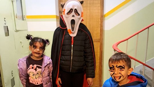 „Cukierek albo psikus” po kozielsku. Przebierańcy w naszych domach