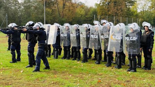 Ćwiczenia policjantów z kompanii Nieetatowego Oddziału Prewencji na stadionie w Sławięcicach