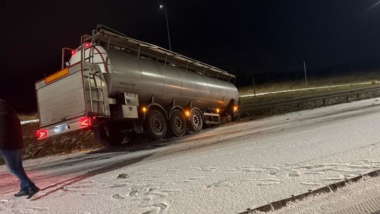 Cysterna wpadła do rowu na obwodnicy Kędzierzyna-Koźla