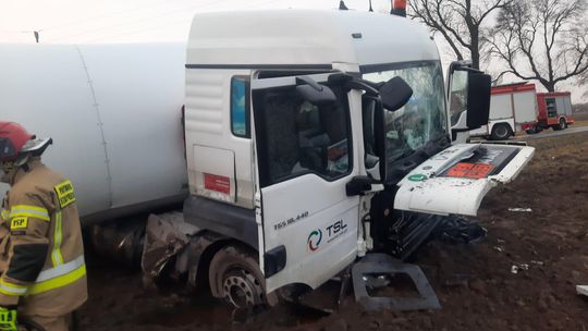 Cysterna z gazem wpadła do rowu. Na miejscu m.in. strażacy z Kędzierzyna-Koźla