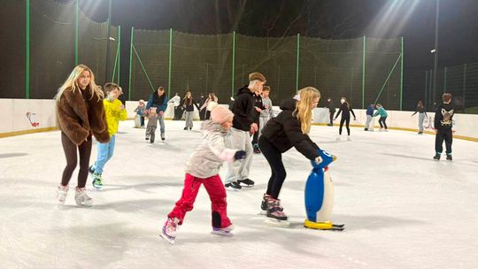 Czekali na tę atrakcję cały rok. Śmigają na lodzie aż miło. ZDJĘCIA Czekali na tę atrakcję cały rok. Śmigają na lodzie aż miło. ZDJĘCIA