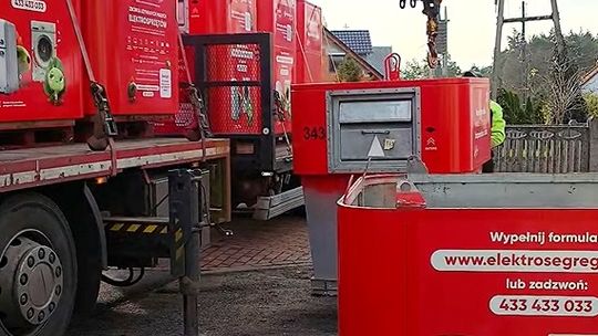Czerwone kontenery na elektroodpady wjechały do miasta. FILM