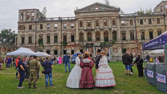 Czołgi i armaty przed pałacem w Sławikowie na pikniku militarnym
