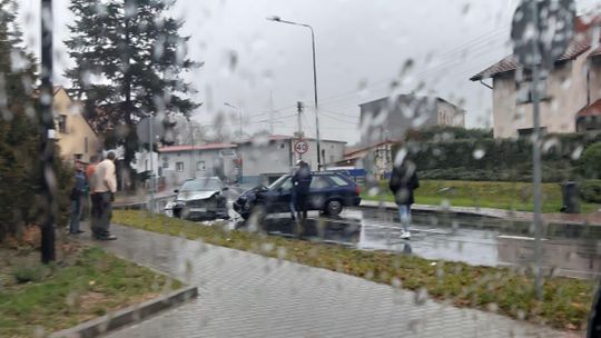 Czołowe zderzenie dwóch osobówek na ulicy Grunwaldzkiej
