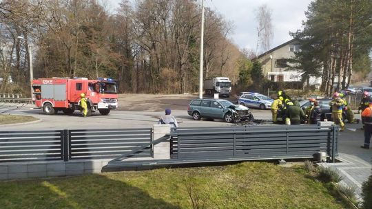 Czołowe zderzenie dwóch osobówek w Polskiej Cerekwi