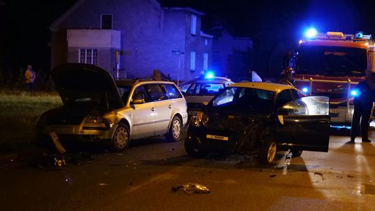 Czołowe zderzenie dwóch pojazdów. 17-letni kierowca trafił do szpitala