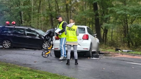 Czołowe zderzenie dwóch pojazdów. Kobietę w ciężkim stanie przetransportowano do szpitala