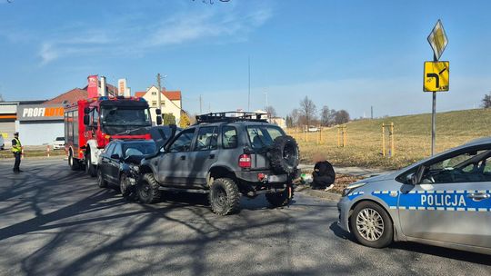 Czołowe zderzenie osobowego Hyundaia z terenową Kią Sportage w Koźlu. Kobieta trafiła do szpitala Czołowe zderzenie osobowego Hyundaia z terenową Kią Sportage w Koźlu. Kobieta trafiła do szpitala