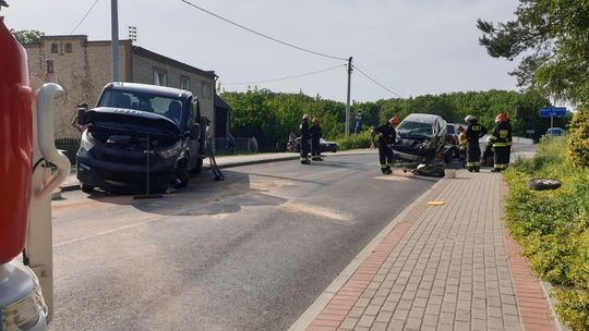 Czołowe zderzenie osobówki z busem na ulicy Kłodnickiej