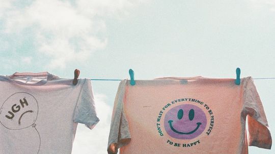 Czy kolor koszulki wpływa na jakość sitodruku?