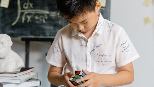 Czy kostka logiczna rozwija umysł? Poznaj bliżej ponadczasowy wynalazek!