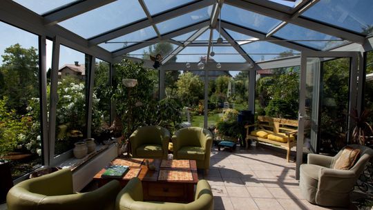 Czy warto inwestować w ogród zimowy? Przegląd zalet i wad