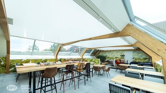 Czy wiesz jak wyglądają sufity napinane? Architekci z Opola coraz częściej wybierają to rozwiązanie.