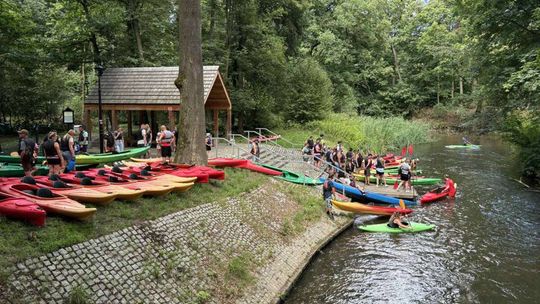 Czytelnicy na fali! Kajakowy start „Tajemniczego Ogrodu”. ZDJĘCIA