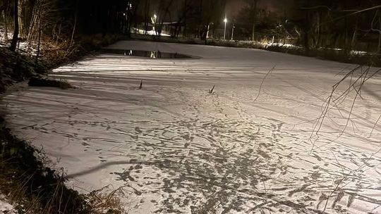 Czytelniczka ostrzega przed zabawami dzieci na zamarzniętym stawie na Blachowni