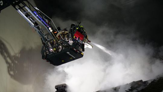 Dach pustostanu przy ulicy Grunwaldzkiej stanął w ogniu