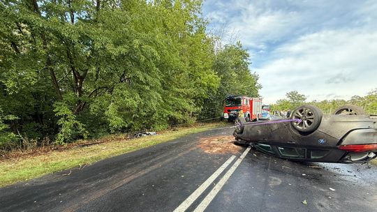 Dachowanie opla Insignii na trasie Bierawa - Lubieszów. Dwie osoby poszkodowane. ZDJĘCIA
