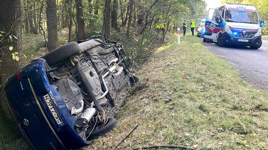 Dachowanie samochodu na drodze pomiędzy Ortowicami a Kotlarnią