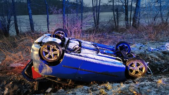 Dachowanie samochodu pomiędzy Cisową a Kuźniczką