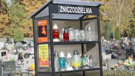 Daj zniczowi drugie życie. Na miejskich cmentarzach znajdziemy "Zniczodzielnie"