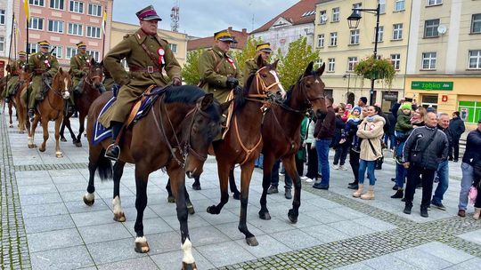 Defilada i prezentacja sekcji konnej ułanów w sercu starego miasta. ZDJĘCIA