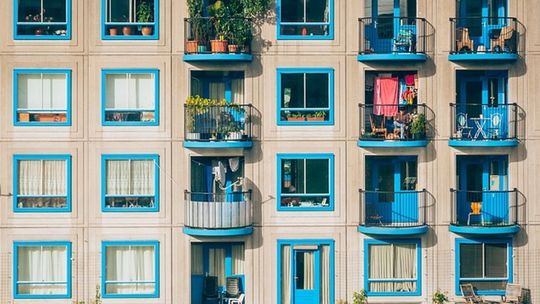 Dekorowanie balkonów i tarasów: Wykorzystanie przestrzeni na świeżym powietrzu