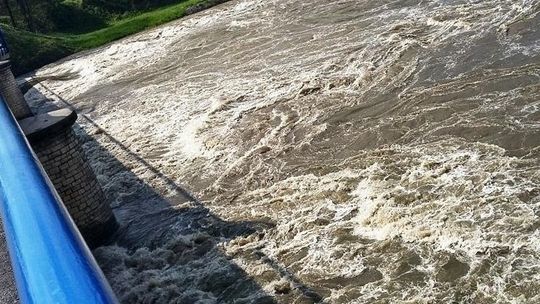 Deszcz ciągle pada, ale poziom wody w Odrze obniża się