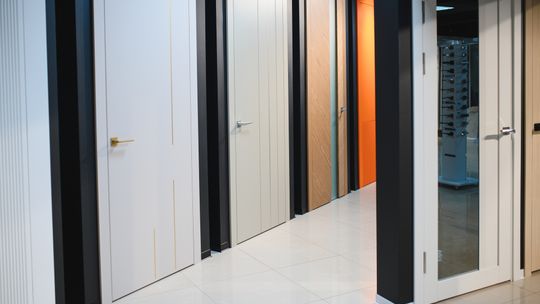 Dlaczego klamka elektryzuje? Odpowiadamy