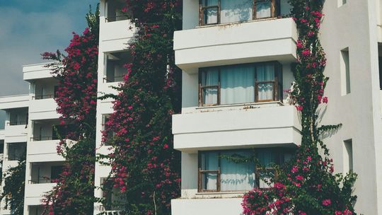 Dlaczego warto używać osłon balkonowych? To rzecz, która ma zdecydowanie więcej zalet