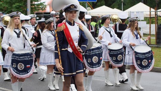 Dni Kędzierzyna-Koźla rozpoczęte. Orkiestra Żeglugi „przegoniła” deszczowe chmury. ZDJĘCIA