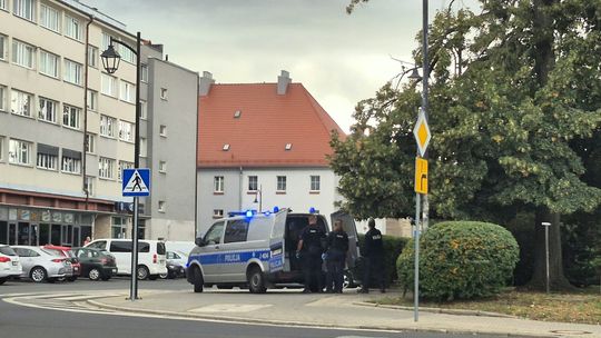 Do leżącej na chodniku kobiety wezwano pomoc. Okazało się, że 48-latka była kompletnie pijana