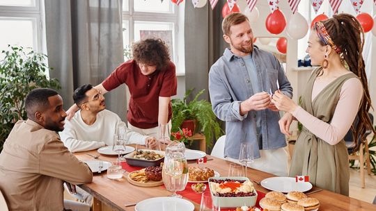 Domówka z motywem przewodnim – 5 sprawdzonych pomysłów, które rozkręcą każdą imprezę