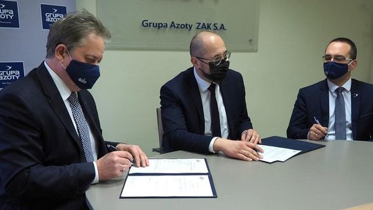 Dostawy środków chemicznych z Grupy Azoty ZAK S.A. do szpitala w Koźlu. Służą zabezpieczeniu ścieków i ujęć wody