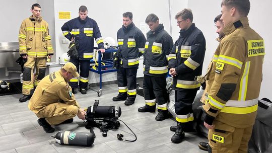 Druhowie OSP szkolili się u zawodowych strażaków w JRG-2